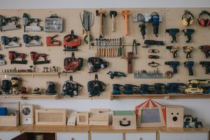 Outils accrochés dans un garage