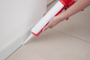 Utilisation du mastic sur du carrelage